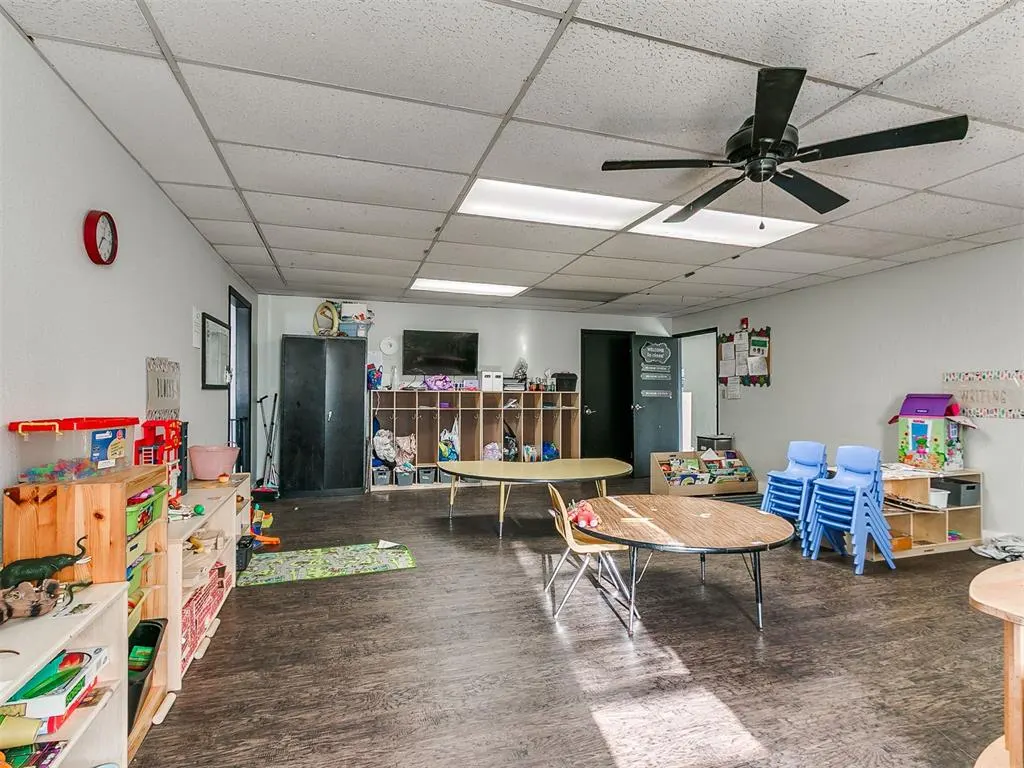 Photo 17 — 809 SW 4th Street, Moore, OK 73160