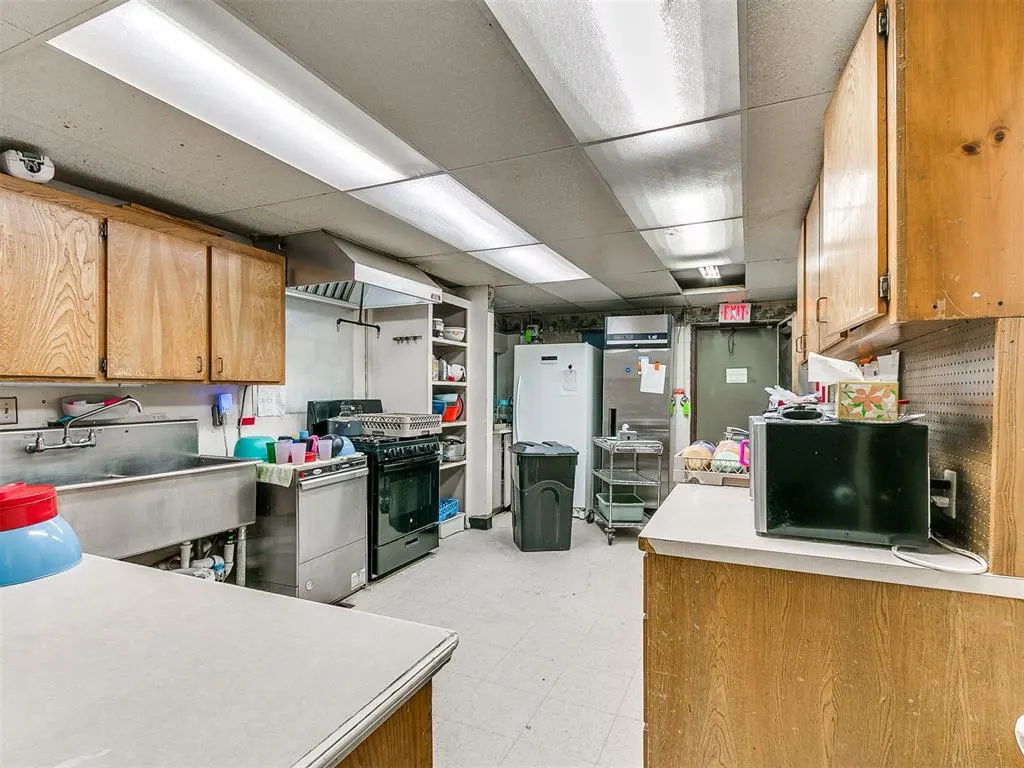 Photo 26 — 809 SW 4th Street, Moore, OK 73160