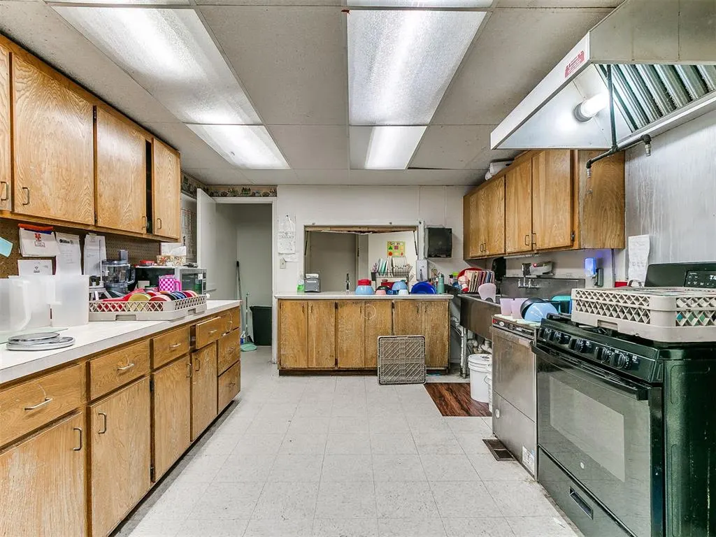 Photo 27 — 809 SW 4th Street, Moore, OK 73160