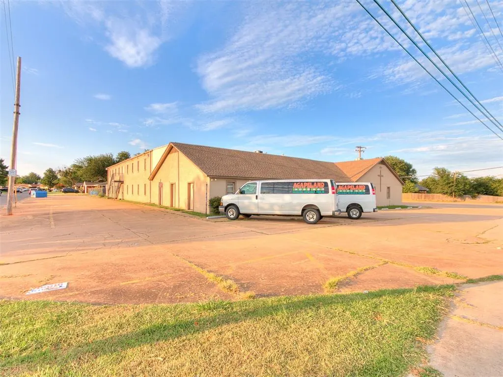 Photo 31 — 809 SW 4th Street, Moore, OK 73160
