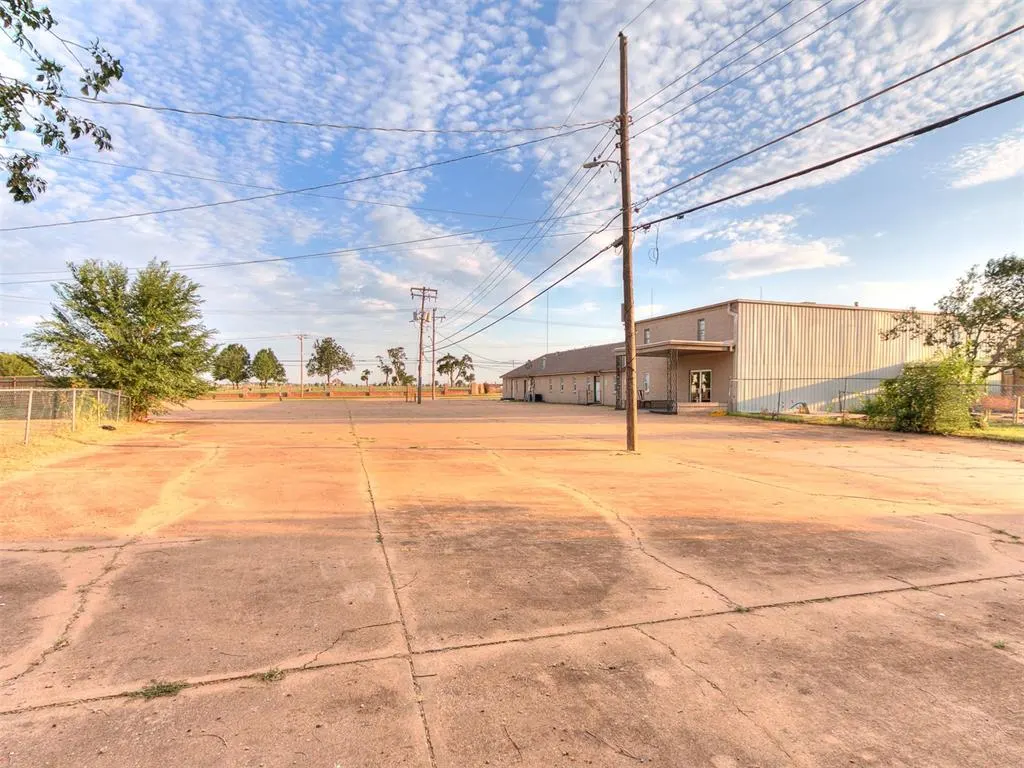 Photo 32 — 809 SW 4th Street, Moore, OK 73160