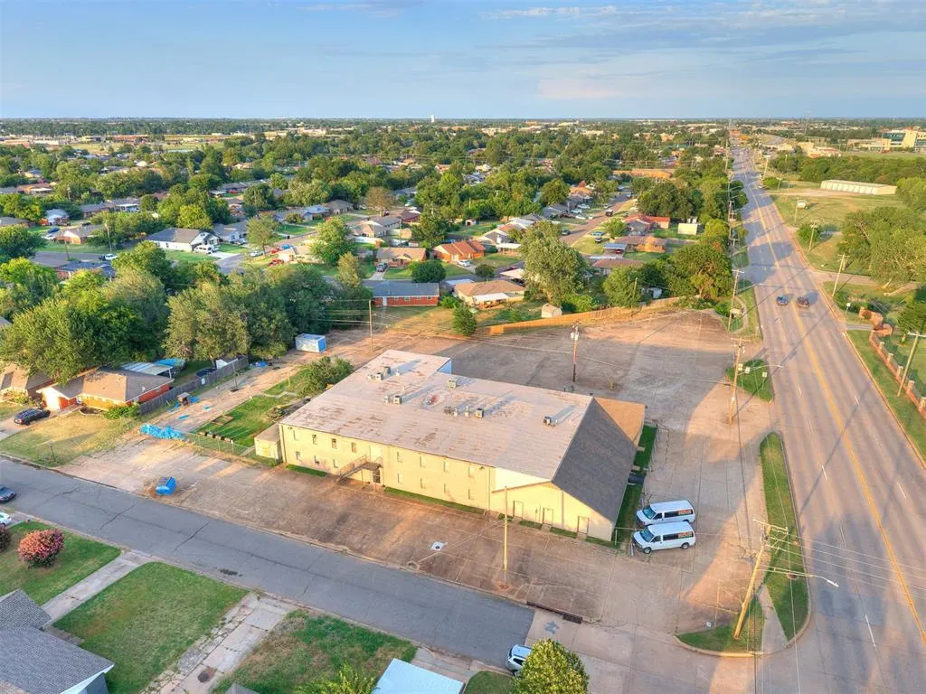 Photo 33 — 809 SW 4th Street, Moore, OK 73160