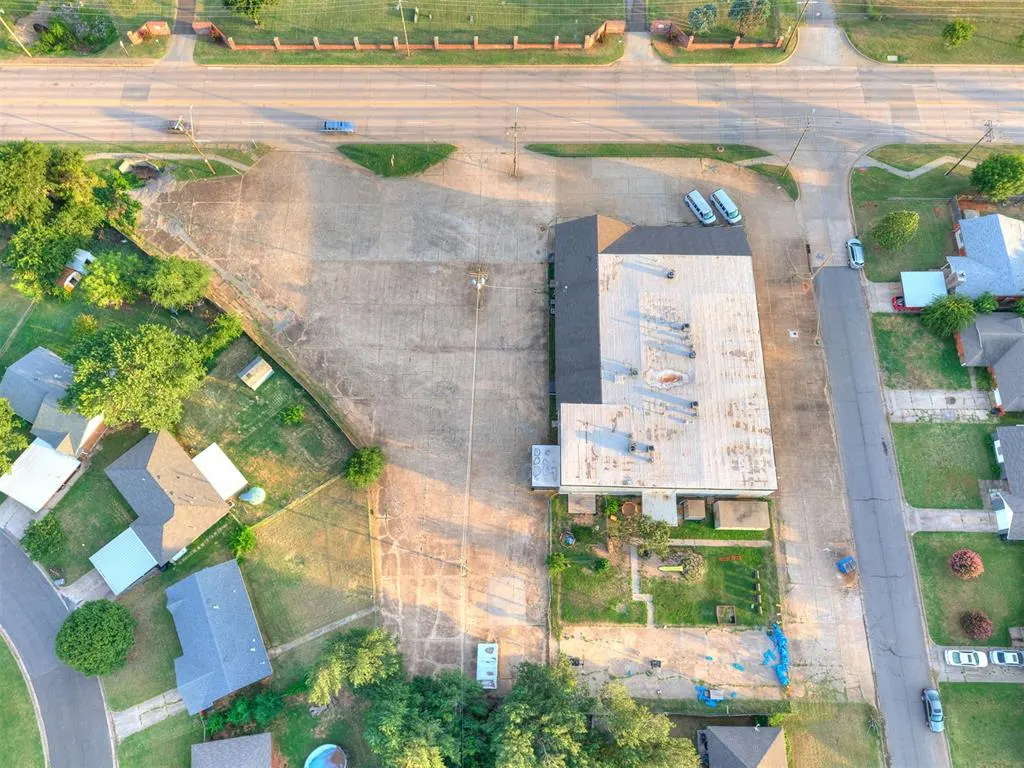 Photo 34 — 809 SW 4th Street, Moore, OK 73160