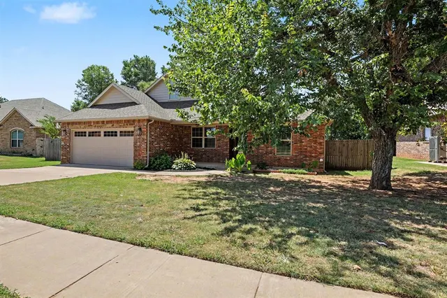 Photo 2 — 1022 Fox Run Lane, Blanchard, OK 73010
