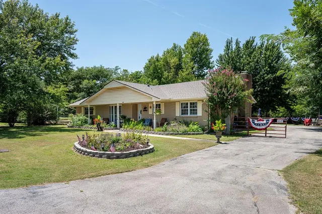 Photo 2 — 319 S Main Street, McLoud, OK 74851