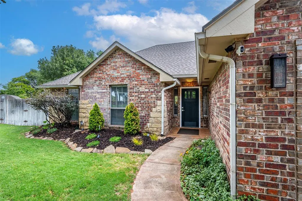 Photo 2 — 139 Tulip Trail, Edmond, OK 73025