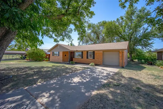 Photo 2 — 403 Garrett Avenue, Lindsay, OK 73052