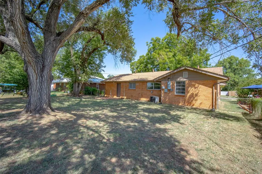 Photo 4 — 403 Garrett Avenue, Lindsay, OK 73052