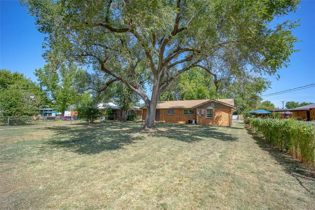 Photo 5 — 403 Garrett Avenue, Lindsay, OK 73052