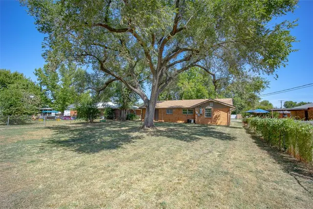 Photo 5 — 403 Garrett Avenue, Lindsay, OK 73052