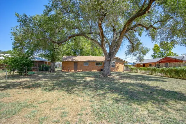 Photo 6 — 403 Garrett Avenue, Lindsay, OK 73052