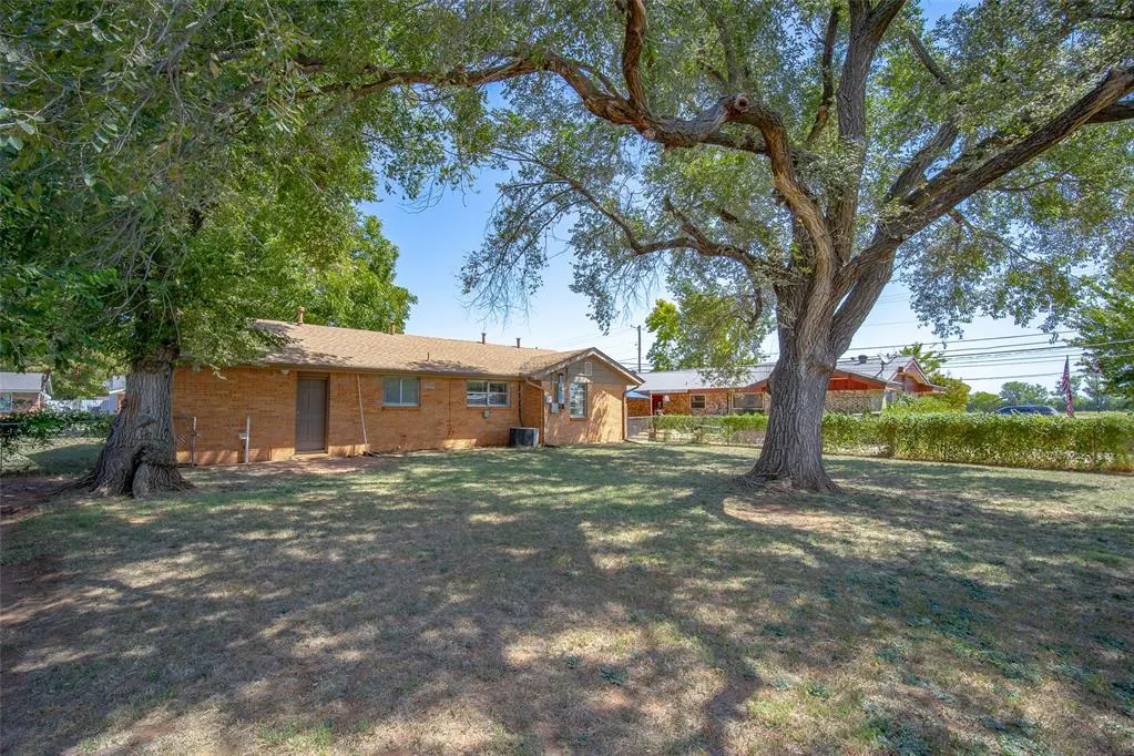 Photo 7 — 403 Garrett Avenue, Lindsay, OK 73052
