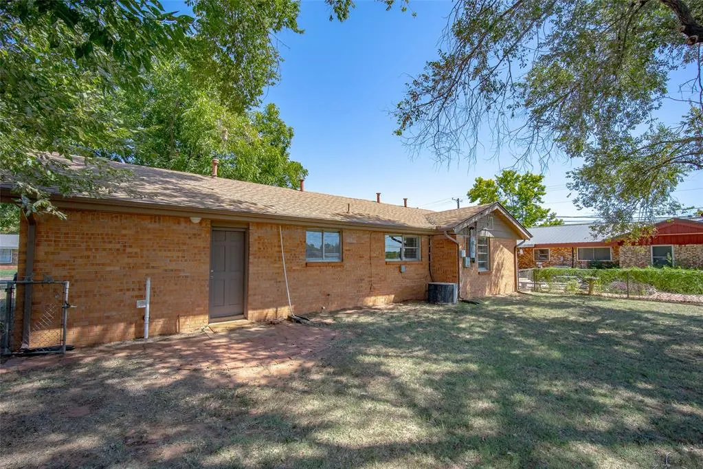 Photo 8 — 403 Garrett Avenue, Lindsay, OK 73052