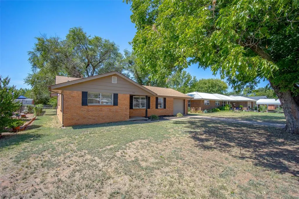 Photo 3 — 403 Garrett Avenue, Lindsay, OK 73052