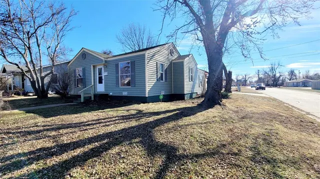 Photo 2 — 300 E Kittyhawk Drive, Midwest City, OK 73110