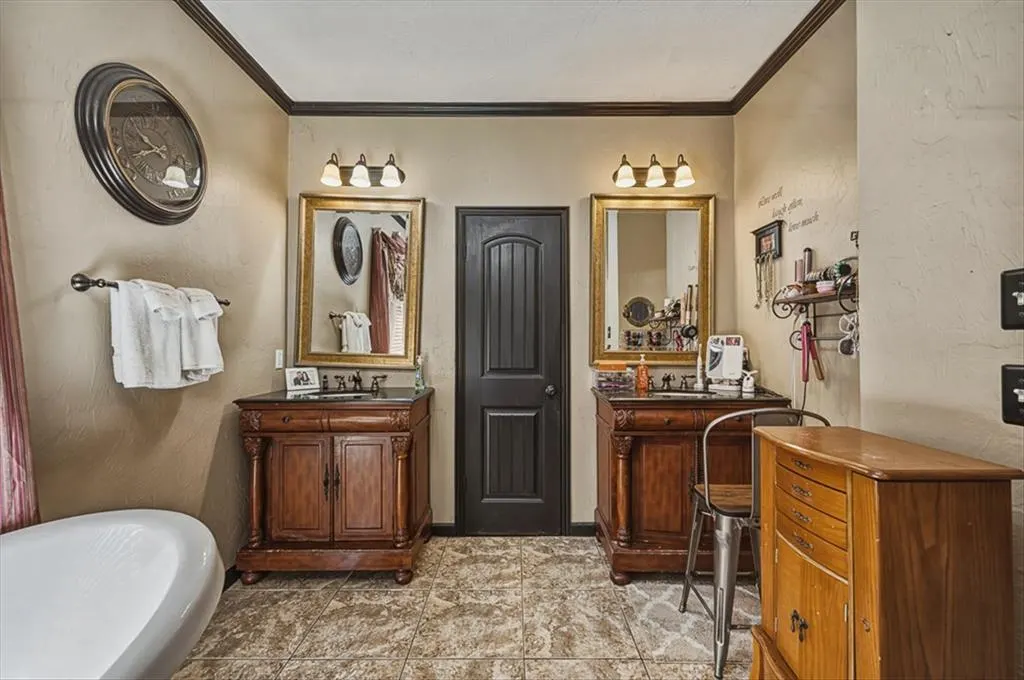 Photo 8 — 19704 Harness Court, Edmond, OK 73012