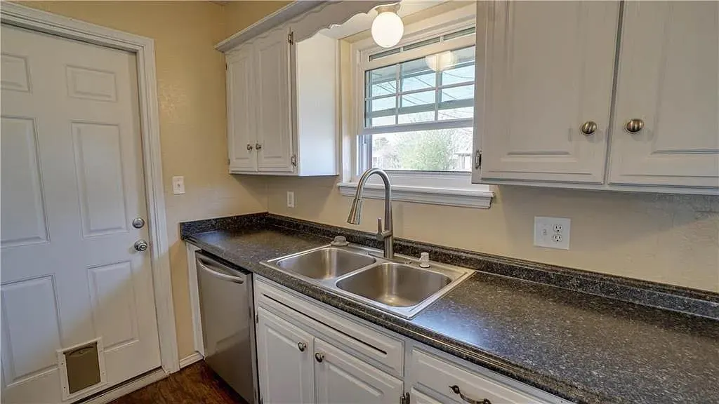 Photo 2 — 927 SW 1st Street, Oklahoma City, OK 73160
