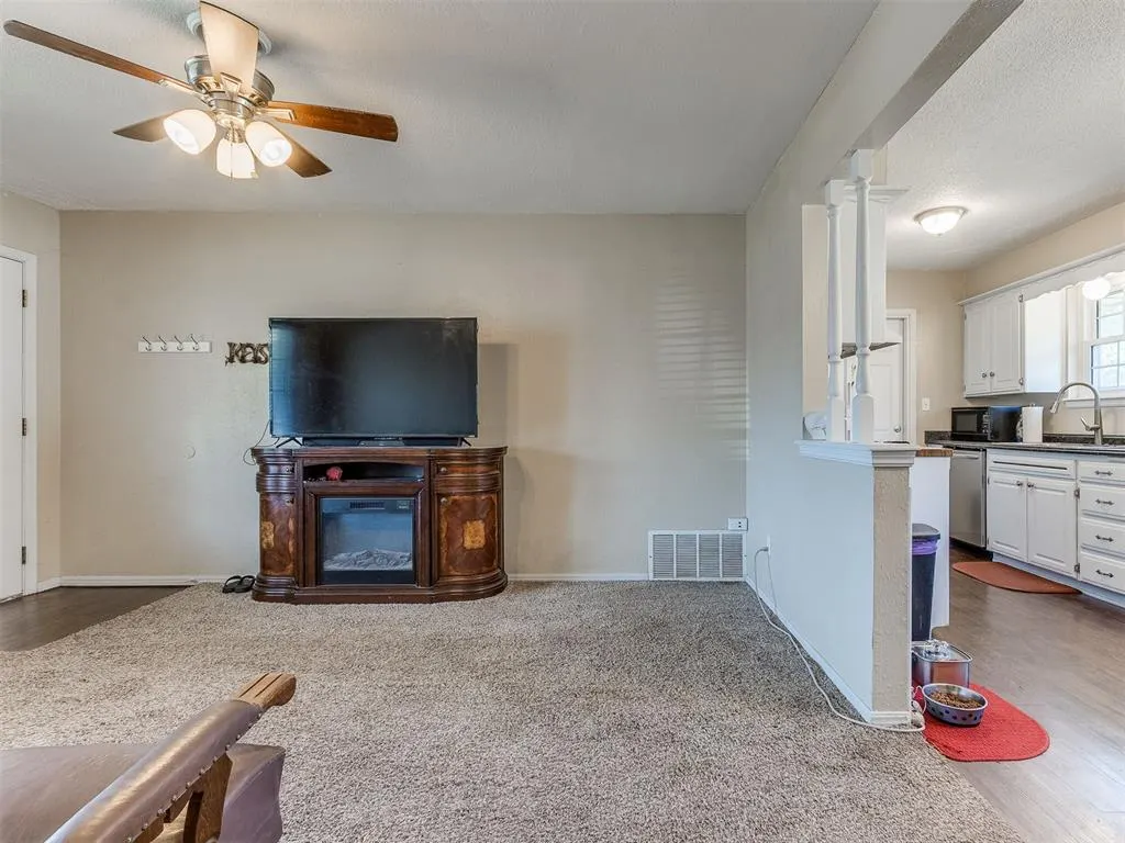 Photo 3 — 927 SW 1st Street, Oklahoma City, OK 73160