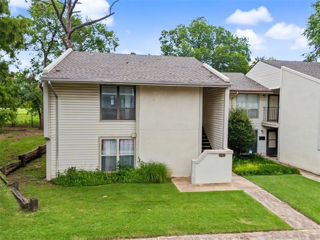 Photo 2 — 833 Cardinal Creek Boulevard C, Norman, OK 73072