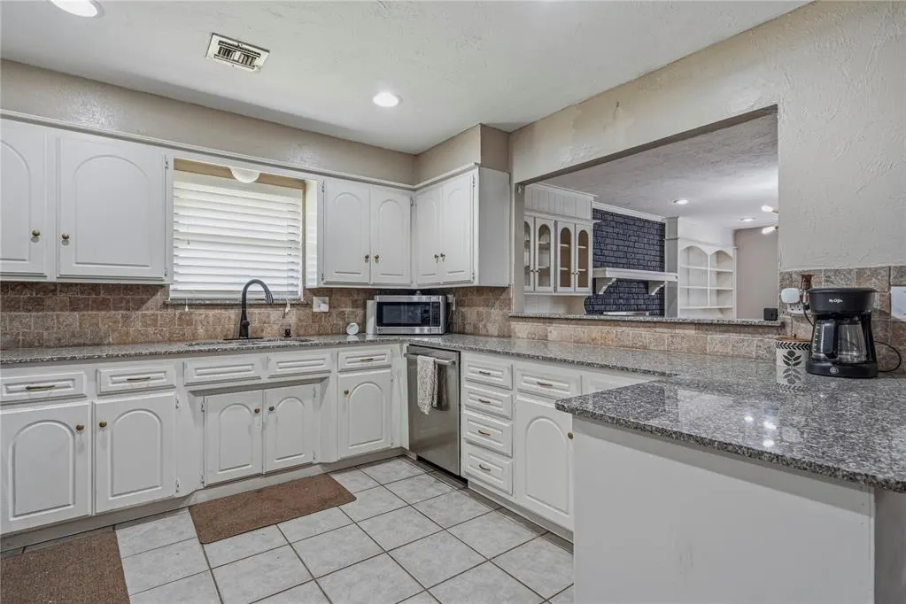 Photo 14 — 11917 Camelot Place, Oklahoma City, OK 73120