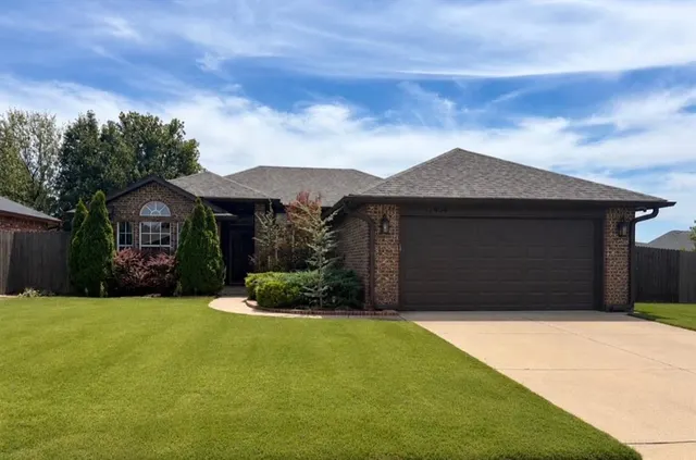 Front exterior — 12404 Rockgate, Yukon, OK 73099