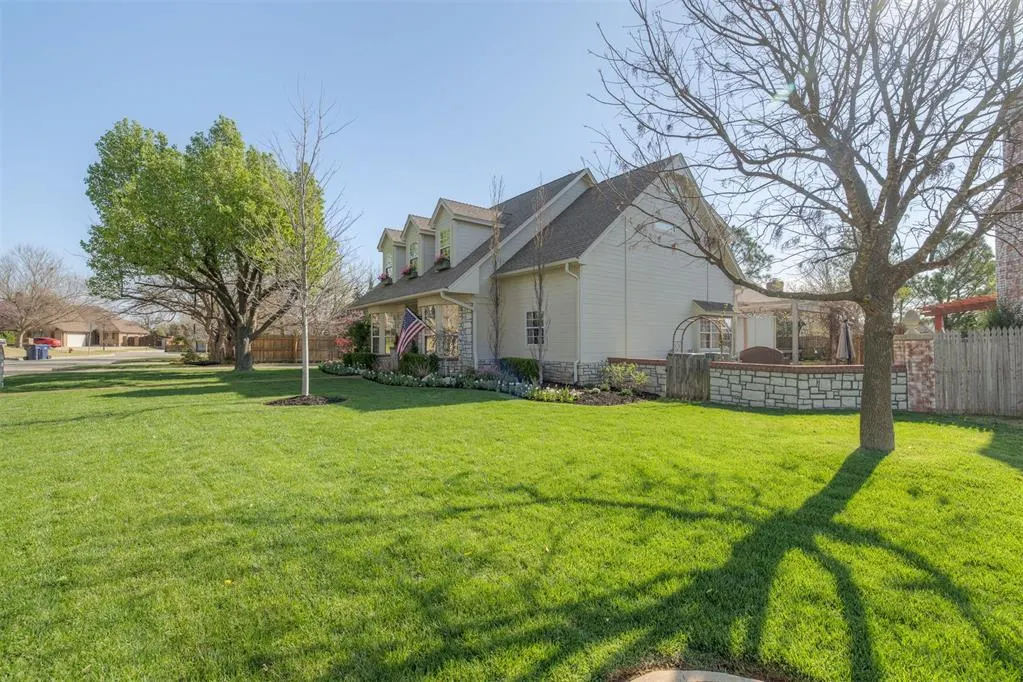 Photo 2 — 11916 Maple Hollow Court, Oklahoma City, OK 73120