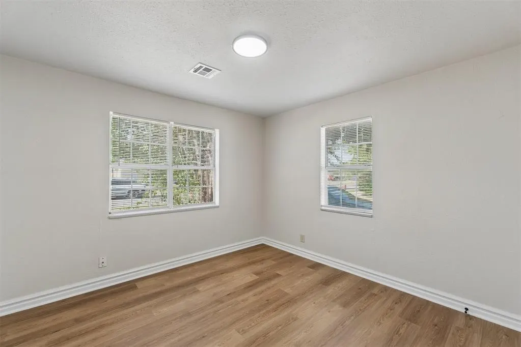 Photo 7 — 912 SW 48th Street, Oklahoma City, OK 73109