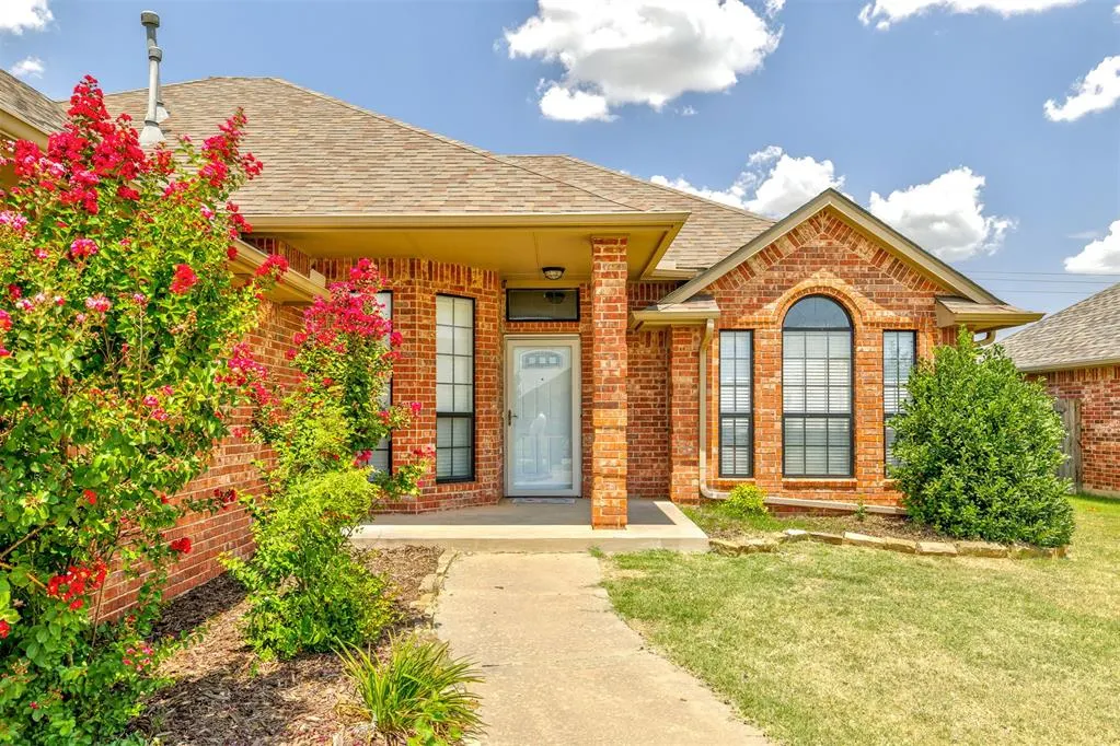 Photo 2 — 551 W Geronimo Court Way, Mustang, OK 73064