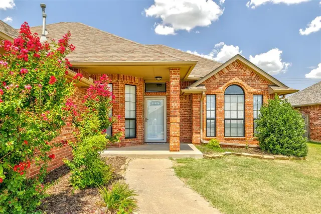 Photo 2 — 551 W Geronimo Court Way, Mustang, OK 73064