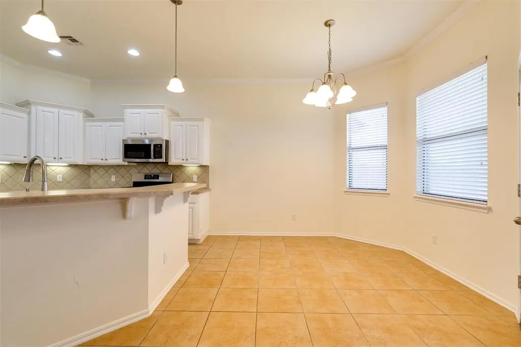 Photo 11 — 551 W Geronimo Court Way, Mustang, OK 73064