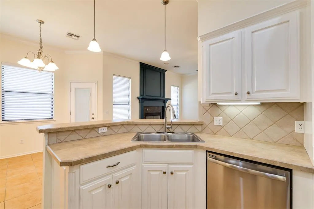 Photo 15 — 551 W Geronimo Court Way, Mustang, OK 73064