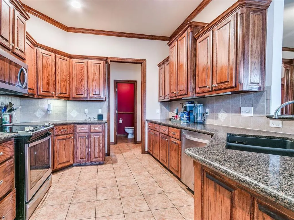 Photo 5 — 10628 NW 39th Street, Yukon, OK 73099