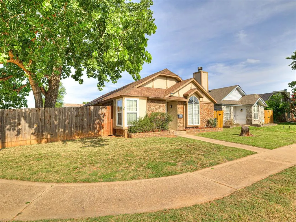 Photo 2 — 2143 Lonnie Lane, Moore, OK 73170