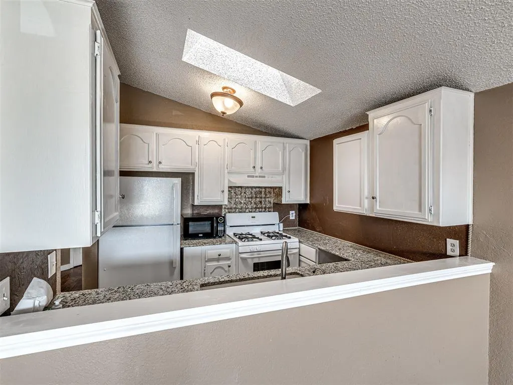 Photo 7 — 2143 Lonnie Lane, Moore, OK 73170