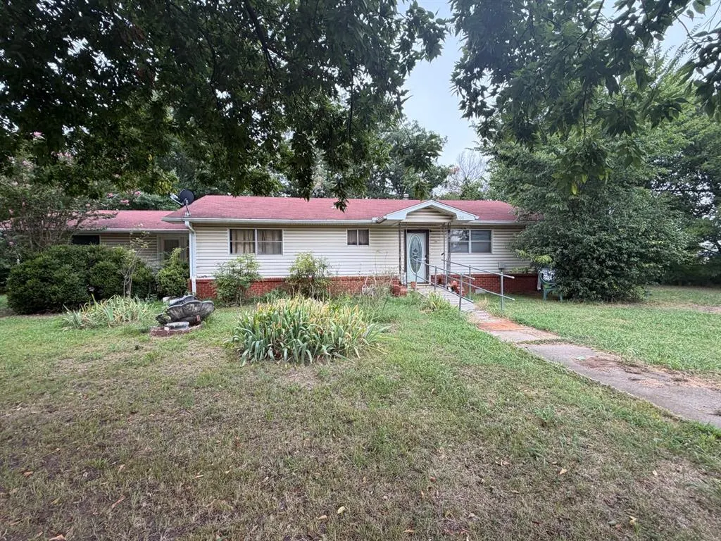 Front exterior — 106 S 4th Avenue, Stroud, OK 74079