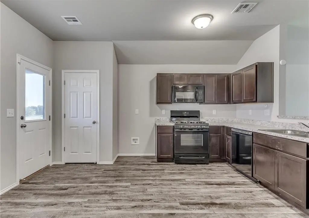Photo 7 — 9505 NW 119th Street, Yukon, OK 73099