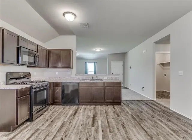 Photo 8 — 9505 NW 119th Street, Yukon, OK 73099