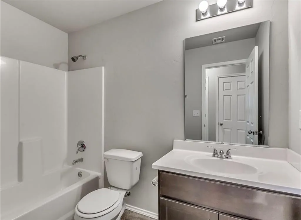 Photo 13 — 9505 NW 119th Street, Yukon, OK 73099