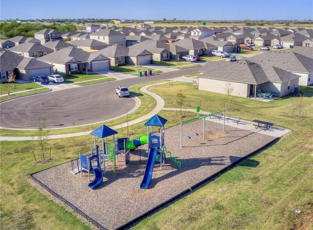 Photo 16 — 9505 NW 119th Street, Yukon, OK 73099