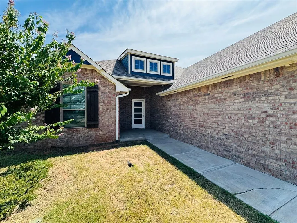 Photo 2 — 828 E Barajas Terrace, Mustang, OK 73064
