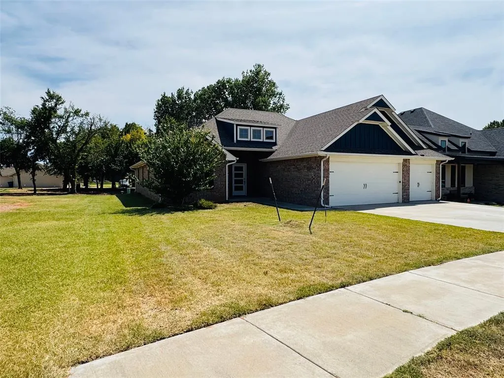 Photo 3 — 828 E Barajas Terrace, Mustang, OK 73064
