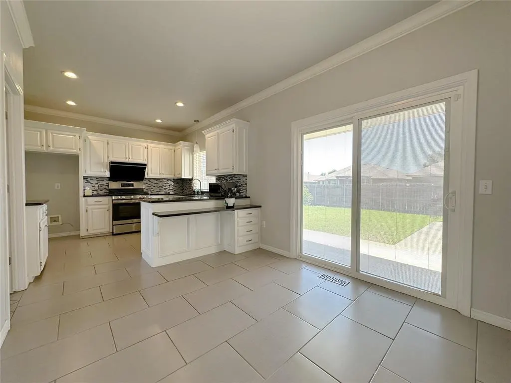 Photo 9 — 2812 Eaton Drive, Norman, OK 73072