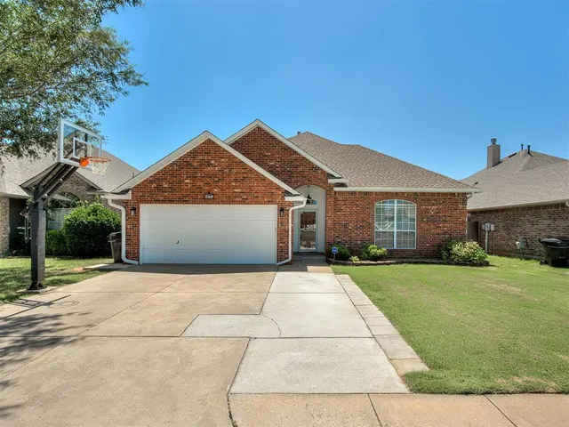 Photo 3 — 825 Oak Creek Drive, Moore, OK 73160