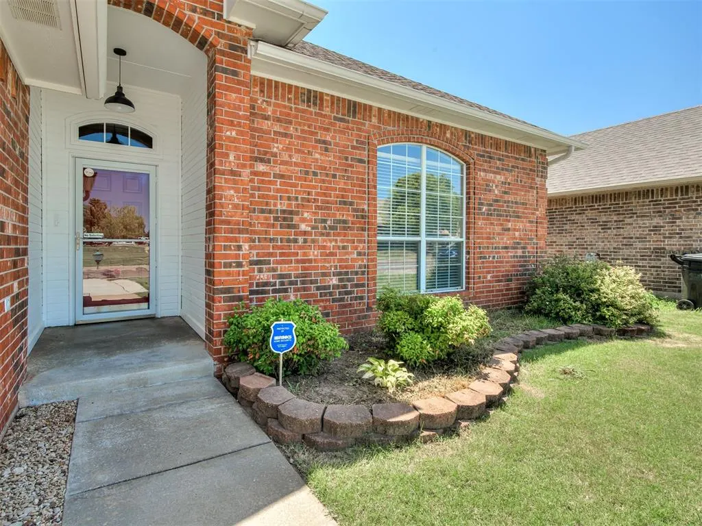 Photo 4 — 825 Oak Creek Drive, Moore, OK 73160