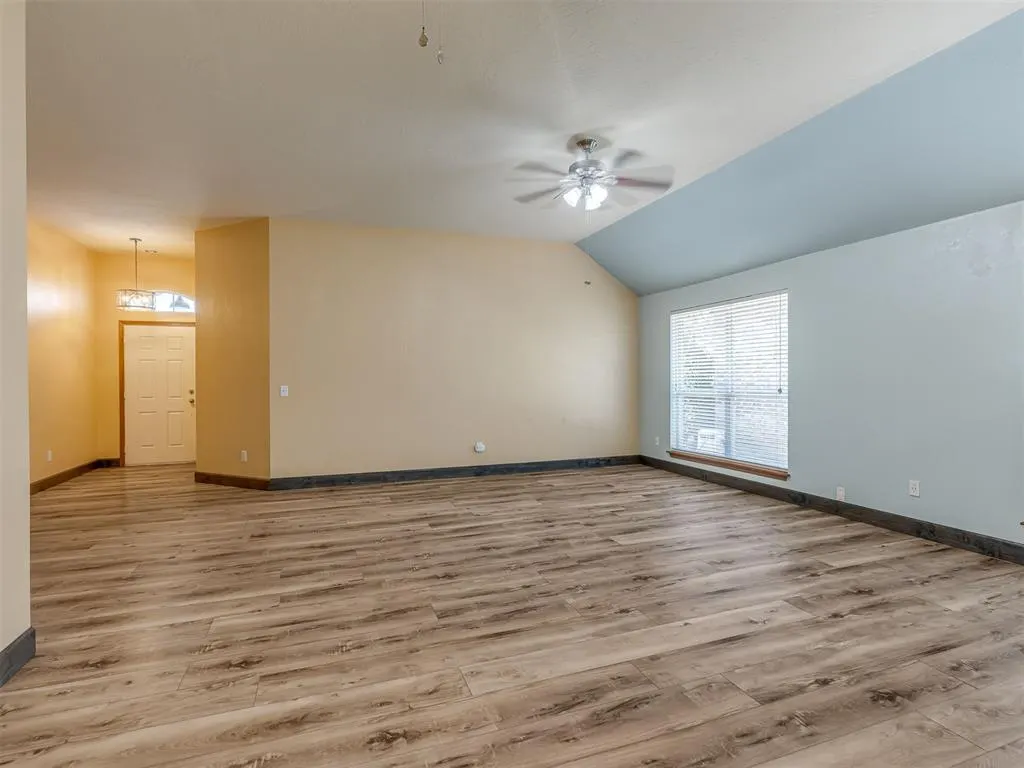 Photo 7 — 825 Oak Creek Drive, Moore, OK 73160