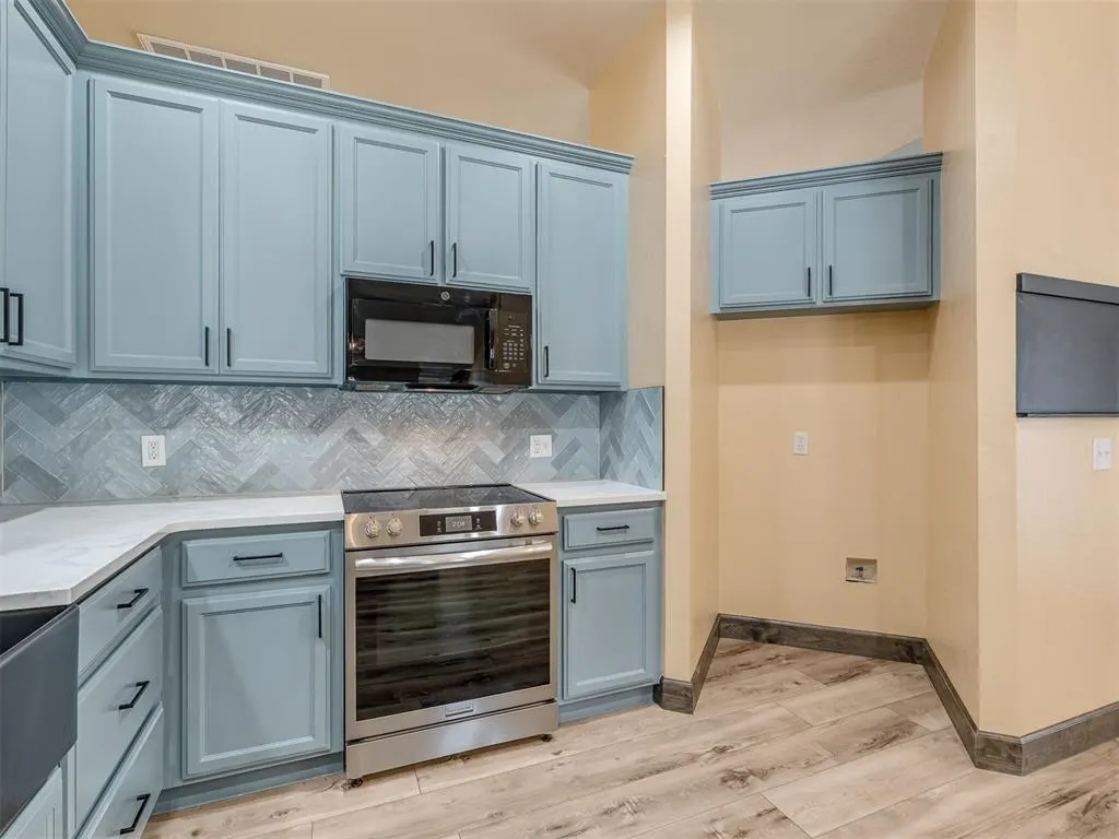 Photo 11 — 825 Oak Creek Drive, Moore, OK 73160