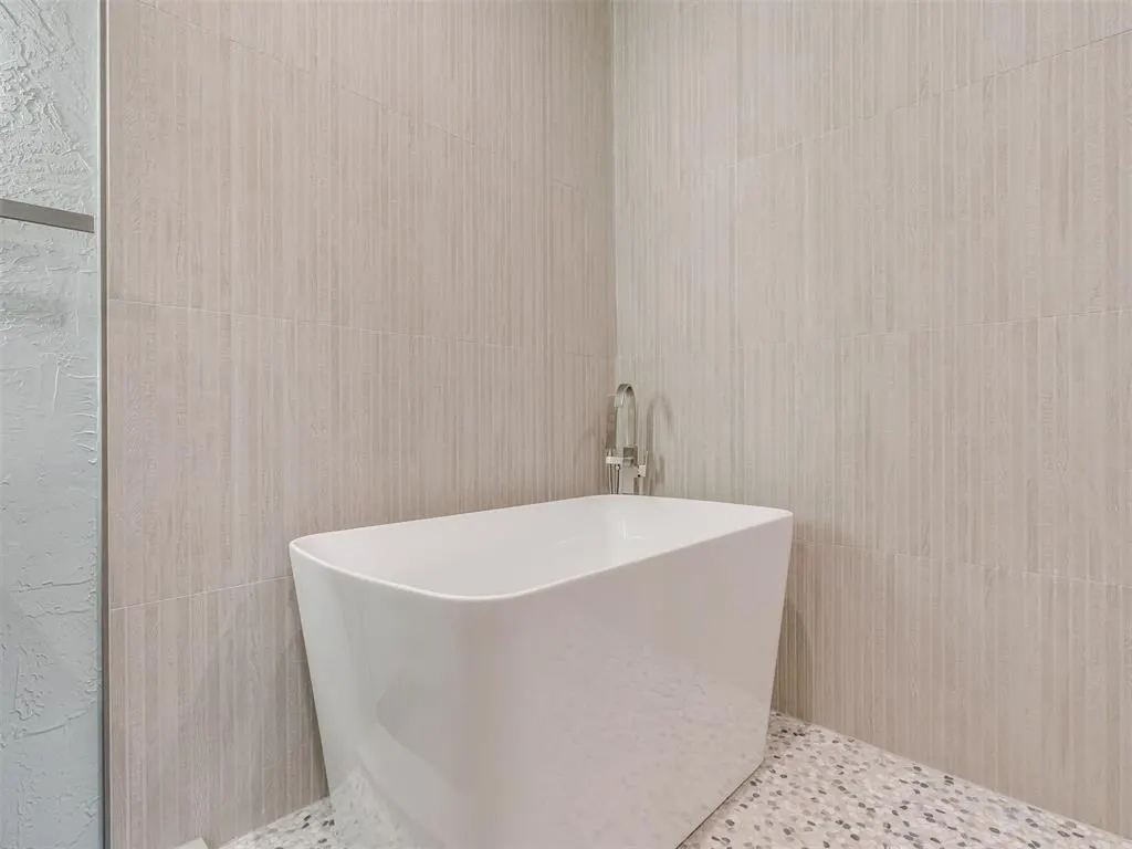 Photo 21 — 825 Oak Creek Drive, Moore, OK 73160