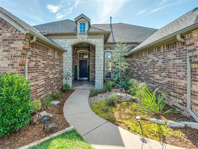Photo 2 — 17008 Platinum Lane, Edmond, OK 73012