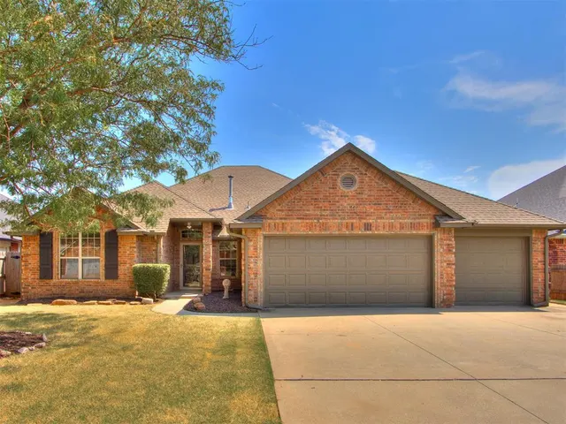 Photo 2 — 10604 NW 38th Street, Yukon, OK 73099