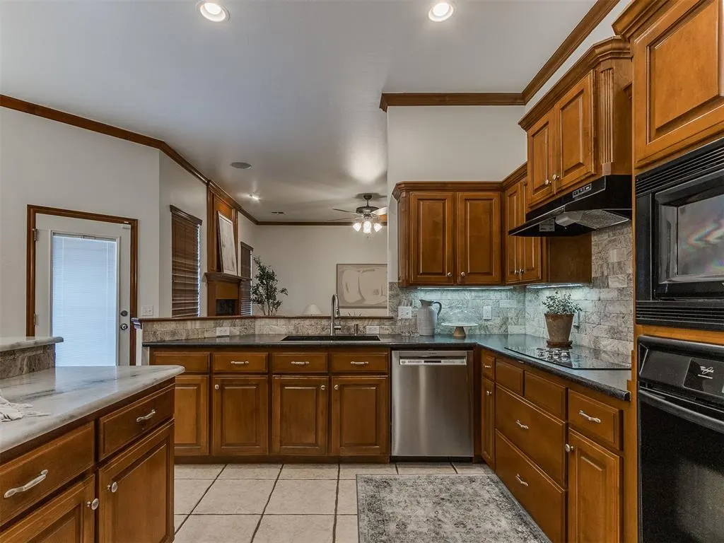 Photo 9 — 10604 NW 38th Street, Yukon, OK 73099